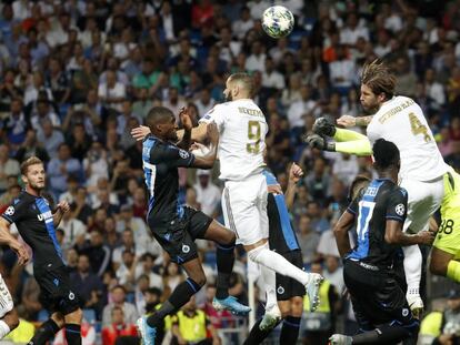 Benzema y Ramos tratan de rematar un balón aéreo. En vídeo, declaraciones de Zidane.