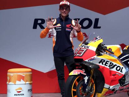 Márquez posa junto a su Honda en Madrid.
