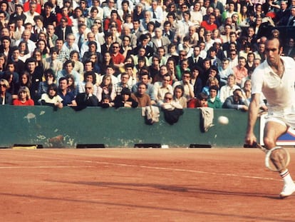 Gimeno, durante su partido contra el francés Patrick Proisy, en la final de Roland Garros de 1972. En vídeo, resumen de la trayectoria de Gimeno.