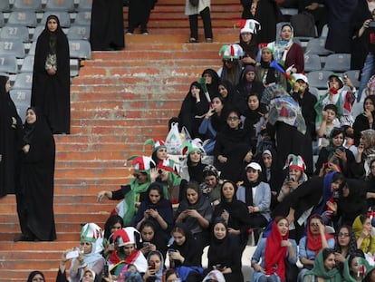 Aficionadas iraníes en la grada del Azadi, vigiladas por policías. En vídeo, la entrada y primeras impresiones de mujeres iraníes a un campo de fútbol.