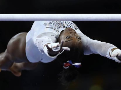 Simone Biles, durante su ejercicio de paralelas en Stuttgart. En vídeo, el ejercicio de suelo de Biles en el mundial.