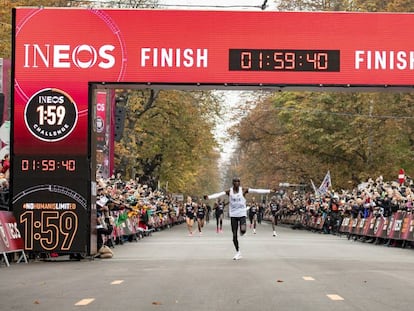 Kipchoge, cruzando la meta por debajo de las dos horas. En vídeo, un resumen de la carrera.