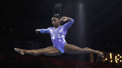 Simone Biles, en la final de barra.