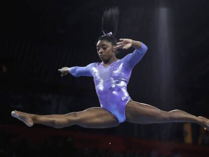 Simone Biles, en la final de barra.