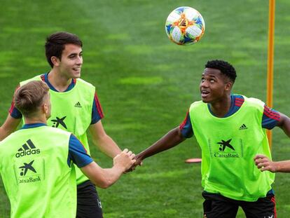 Ansu Fati, en el entrenamiento de la sub 21 en Las Rozas. En vídeo, las imágenes del entrenamiento.