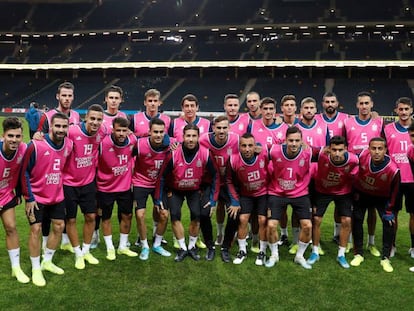 Los jugadores de la selección posan con petos rosas por la campaña contra el cáncer de mama. En vídeo, declaraciones del seleccionador, Robert Moreno.