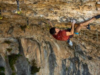 Jonatan Flor, escalando un desplome de una vía 9b.