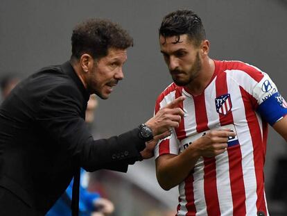 Simeone da instrucciones a Koke durante el Atlético-Valencia. En vídeo, declaraciones de Simeone.