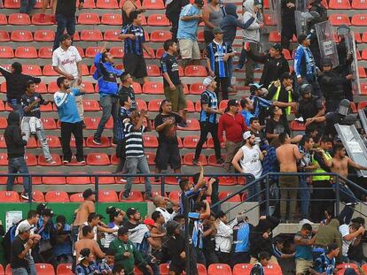 Los hinchas de Querétaro, durante la trifulca. En vídeo, imágenes de los enfrentamientos.