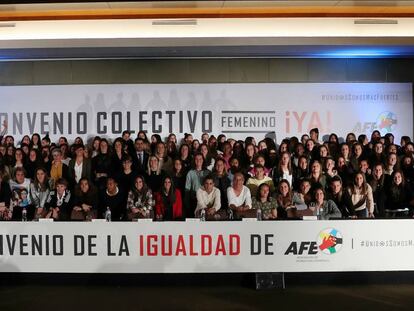 Las futbolistas y el presidente de la AFE, antes de la asamblea de este martes en Madrid.