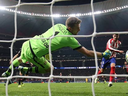 Morata bate al portero Hradecky para firmar el gol de la victoria. En vídeo, declaraciones de Simeone tras el partido.