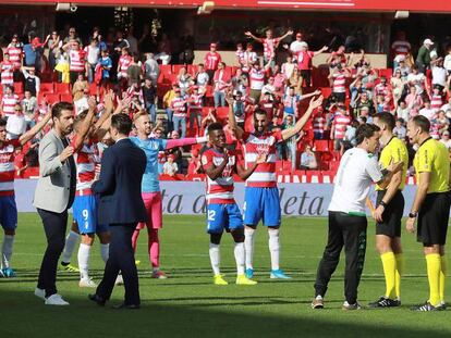 Los jugadores del Granada celebran su victoria ante el Betis y el liderato de LaLiga Santander. En vídeo, declaraciones de los técnicos del Betis y del Granada.