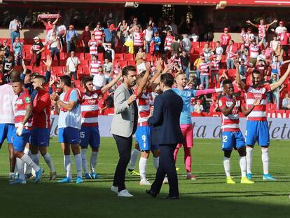 Los jugadores del Granada celebran su victoria ante el Betis y el liderato de LaLiga Santander. En vídeo, declaraciones de los técnicos del Betis y del Granada.