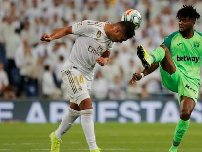 Casemiro y Awaziem, en una acción del partido. En vídeo, declaraciones del centrocampista y la rueda de prensa de Zidane tras el encuentro.