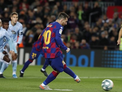 En vídeo: Valverde habla sobre el partido disputado en el Camp Nou. En foto, Messi marca de penalti el primer gol de la noche.