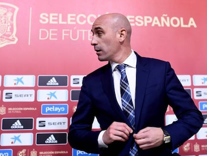 El presidente de la Federación Española de Fútbol al inicio de la rueda de prensa, este martes. En vídeo, Luis Rubiales anuncia el retorno de Luis Enrique a la selección española.