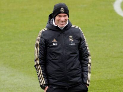 Zinedine Zidane, durante el entrenamiento de este viernes. En vídeo, declaraciones del técnico del Real Madrid.