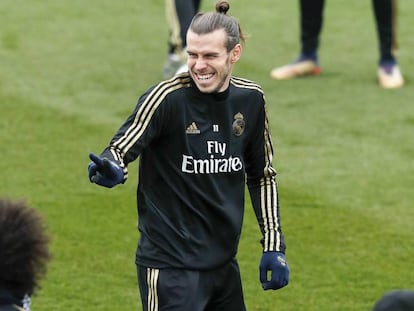Gareth Bale ríe en el entrenamiento de este viernes en Valdebebas. En vídeo, declaraciones de Zidane sobre Bale.