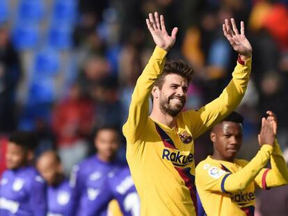 Piqué saluda al público en Butarque. En vídeo, declaraciones de Piqué tras el partido.