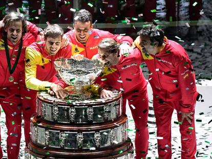 Granollers, Feliciano, Carreño, Bautista, Nadal y Bruguera posan con la Ensaladera. En vídeo, declaraciones de Rafa tras la final.