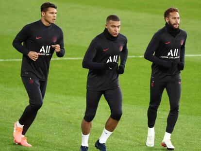 Mbappé y Neymar, en el entrenamiento de este lunes en el Bernabéu. En vídeo, los halagos de Zinedine Zidane sobre el delantero francés.