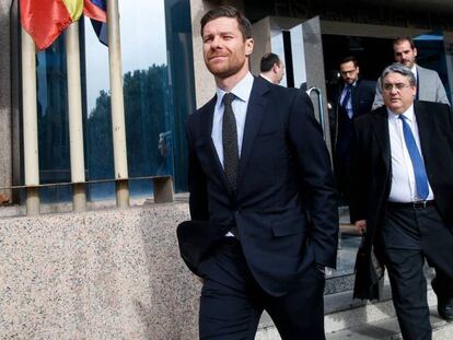 El futbolista Xabi Alonso sale de la Audiencia Provincial de Madrid, donde rechazó pactar con la Fiscalía el pasado mes de enero. En vídeo, sus declaraciones defendiendo su inocencia aquel día.