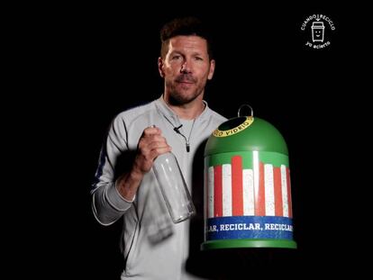 Simeone sostiene una botella de vidrio y un contenedor de reciclaje. En vídeo, imágenes promocionales de la campaña.