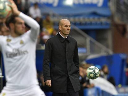 Zidane, en un momento del partido entre el Madrid y el Alavés. En vídeo, declaraciones del entrenador tras el partido.