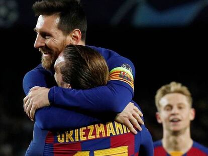 Messi abraza a Griezmann, en el partido ante el Borussia Dortmund. En vídeo, declaraciones de Ernesto Valverde.
