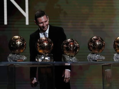 Messi, en la gala de París, junto a sus seis Balones de Oro. En vídeo, sus declaraciones tras su sexto galardón.