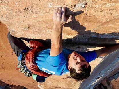 El escalador Brad Gobright en una foto de su Instagram. En vídeo, imágenes de Gobright escalando.