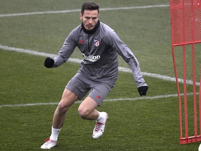 Saúl, durante un entrenamiento del Atlético. En vídeo, Simeone y Oblak, en la rueda de prensa previa al encuentro.