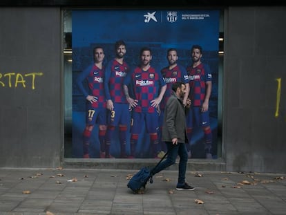 Un hombre pasa por delante de una pared, cerca del Camp Nou. En vídeo, el consejero de Interior catalán, Miquel Buch, habla del dispositivo.