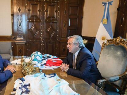 Maradona (izq.) dialoga con el presidente argentino, Alberto Fernández, en la Casa Rosada.