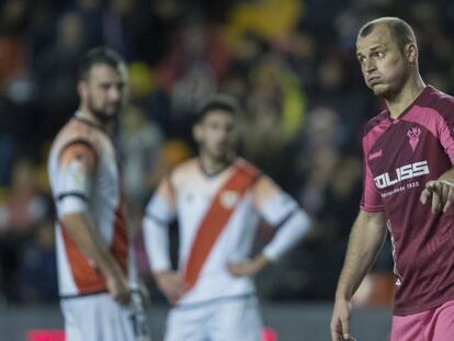 Román Zozulya, durante el partido entre el Rayo Vallecano y el Albacete. En vídeo, Martín Presa considera una "atrocidad" el castigo de la RFEF.