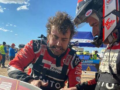 Fernando Alonso arreglando el coche junto a Marc Coma. En vídeo, declaraciones de Alonso.