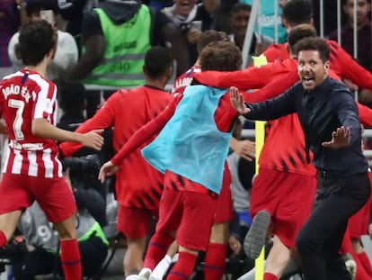 Simeone y los jugadores celebran el tercer gol del Atlético. En vídeo, declaraciones el argentino y del entrenador del Barça, Ernesto Valverde.