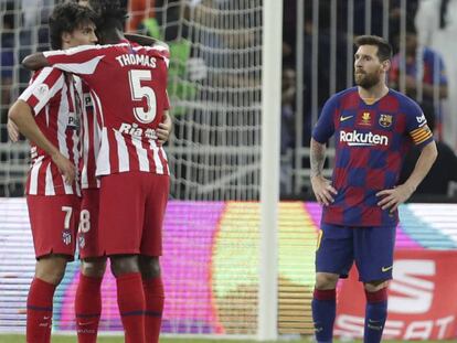 Messi observa el festejo de los jugadores del Atlético de Madrid. En vídeo, declaraciones de Messi tras la derrota. AP | ATLAS
