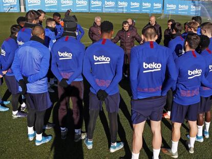 Valverde da instrucciones a sus jugadores en el entrenamiento de este lunes.