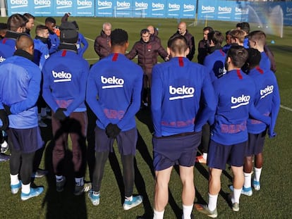 Valverde da instrucciones a sus jugadores en el entrenamiento de este lunes.