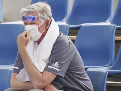 Un espectador se protege con una máscara en un entrenamiento del Open de Australia. En vídeo, Melbourne se considera, a causa de los incendios, la zona con peor aire del mundo.