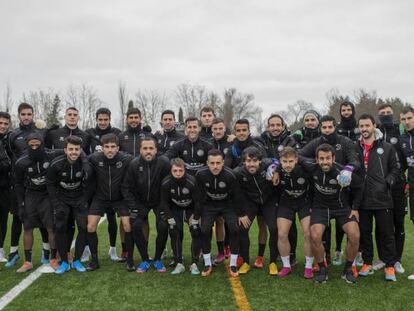 La plantilla de Unionistas, ayer en su campo de entrenamiento en Salamanca. En vídeo, declaraciones de su presidente, Miguel Á. Sandoval.