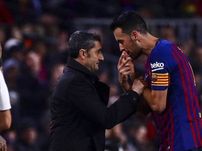 Ernesto Valverde habla con Busquets durante un clásico contra el Real Madrid en 2019. En vídeo, '¿Qué aportará Setién al BARÇA?'. un análisis de Ramon Besa.