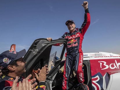 Carlos Sainz, en el centro, celebra su tercer Dakar. En vídeo, resumen del paso del piloto por la competición.
