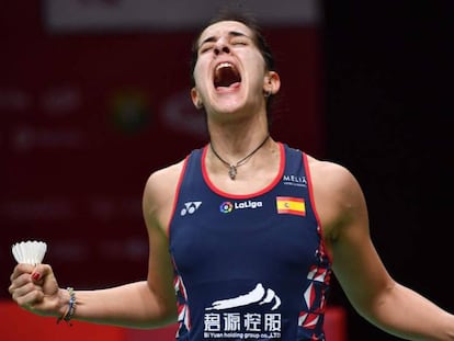 En foto, Carolina Marin celebra el pase a la final después de derrotar a He Bing Jiao en el Mastes de Indonesia. En vídeo, reflexiones de la deportista antes de disputar la final.