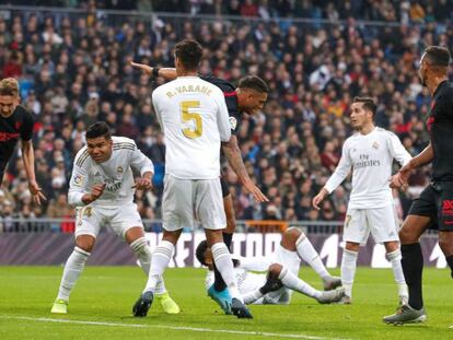 En foto, De Jong marca el gol anulado al Sevilla. En vídeo, los entrenadores del Sevilla, Julen Lopetegui, y del Real Madrid, Zinedine Zidane, tras el partido.