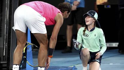 Nadal consuela a una recogepelotas durante el partido contra Delbonis. Vídeo: El País.