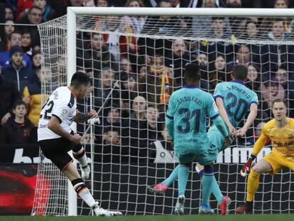 En foto, Maxi Gómez anota el segundo gol del Valencia ante el Barça. En vídeo, Celades analiza la victoria ante el FC Barcelona.