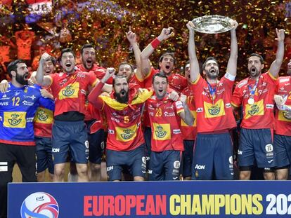 Raúl Entrerríos levanta el trofeo de campeones de Europa. En vídeo, la celebración del equipo en los vestuarios.