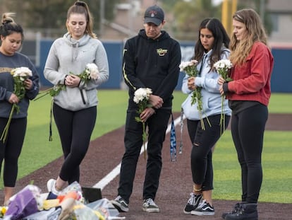Estudiantes de la Universidad de Orange Coast depositan flores en recuerdo del entrenador John Altobelli. En vídeo, declaraciones del 'sheriff' de Los Ángeles sobre la investigación del accidente.